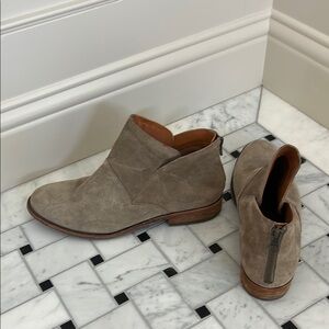 Taupe Ankle Boots with Zipper - Kork-Ease 
Size 9